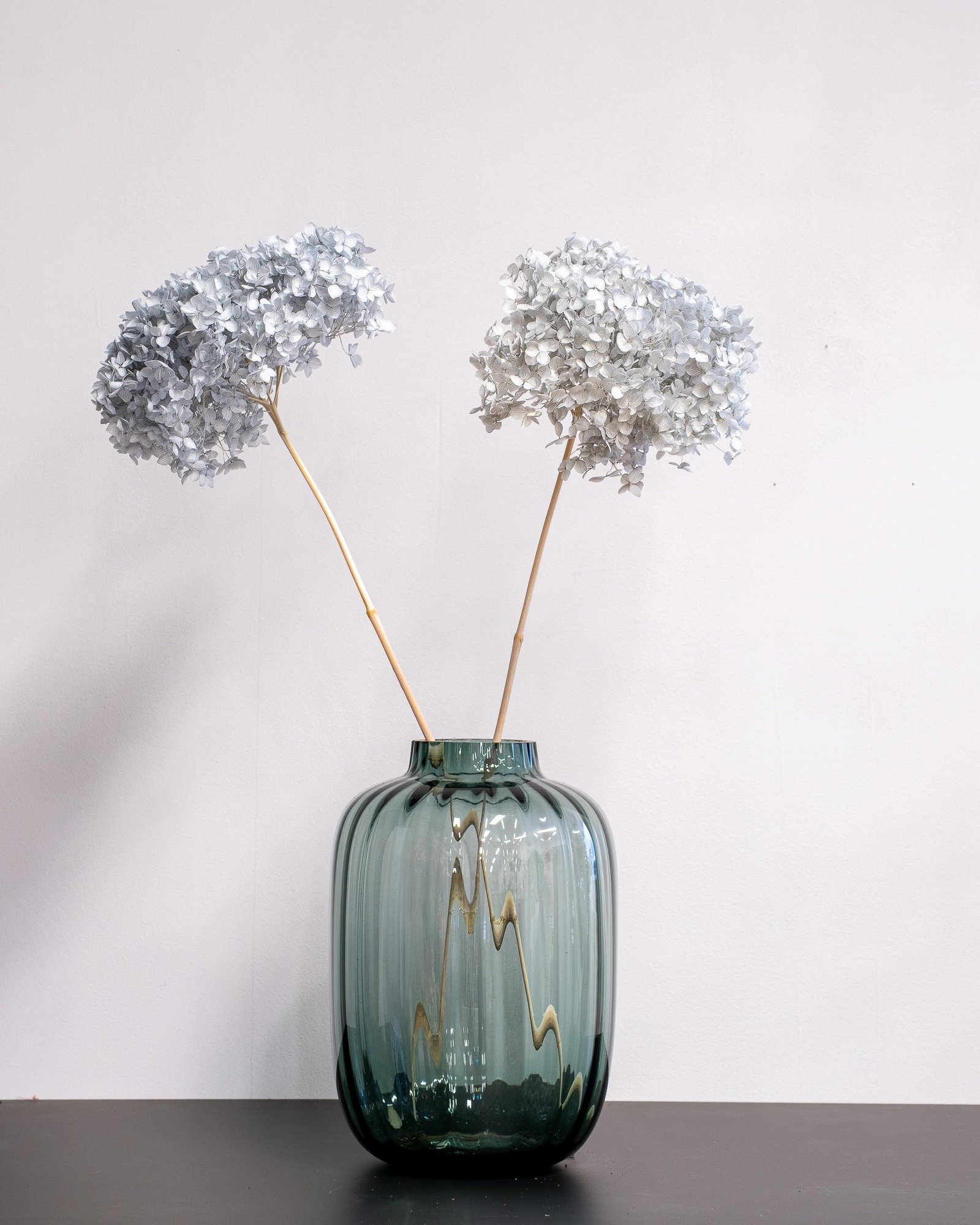 Eksklusiivinen Säilötty Hortensia Long – Luonnon luksusta kotiisi (60 cm) 1 Pitkävartinen säilötty hortensia tyylikkäässä maljakossa osana modernia olohuoneen sisustusta.